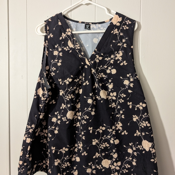 SHEIN Tops - SHEIN Black and Cream Floral V-Neck Top